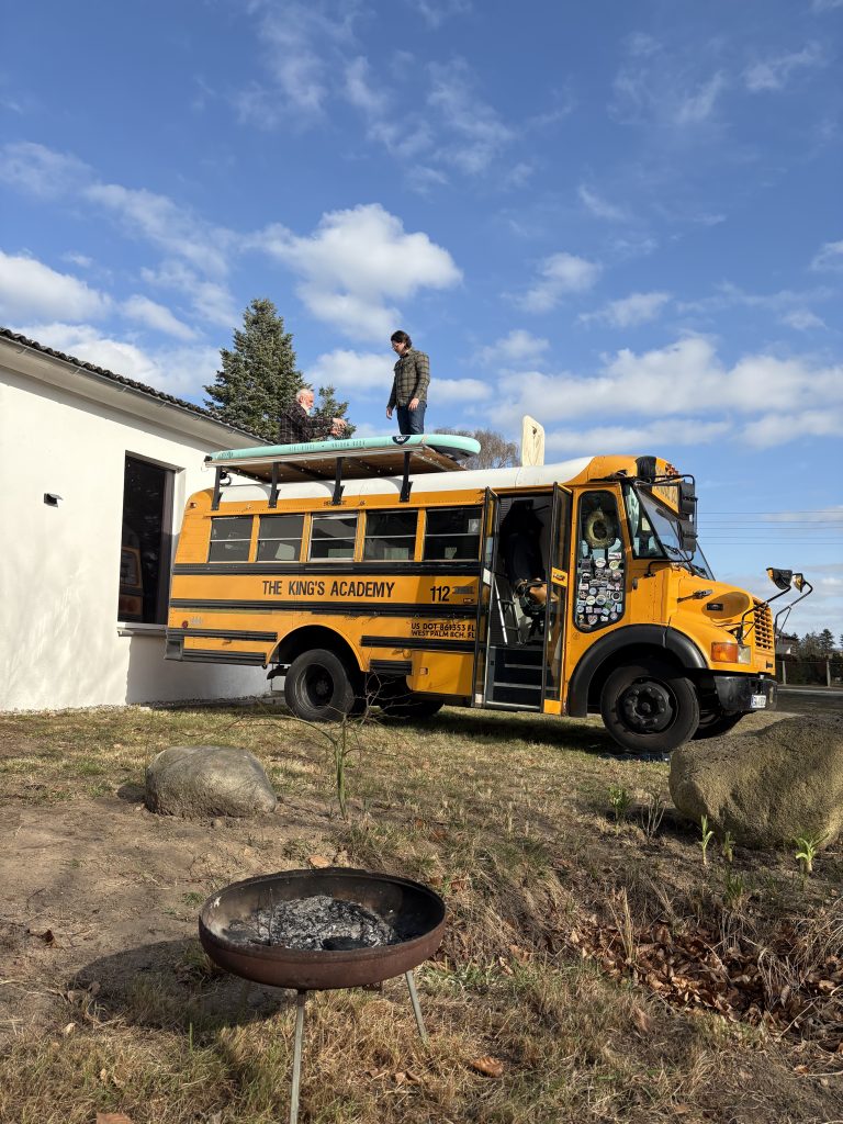 Gelber Schulbus vor dem Kulturhaus Dambeck