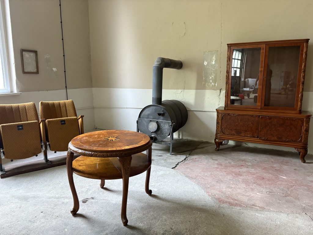 Theaterbank und Bullerofen im Saal des alten Kulturhauses Dambeck