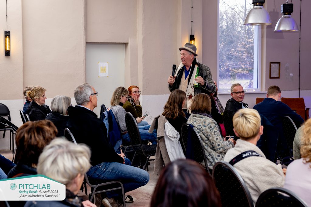 Das alte Kulturhaus Dambeck ist neben dem naturnahem Stellplatz ein Ort für Veranstaltungen. Hier das PitchLab mit dem holländischer Künstler Maarten Güppertz.