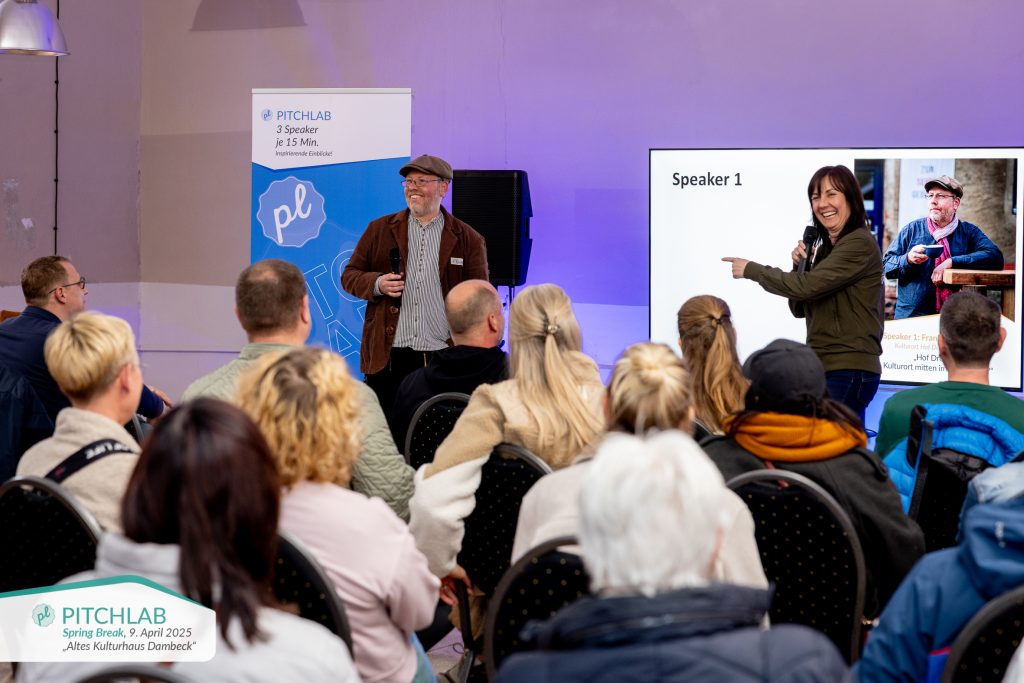 Das alte Kulturhaus Dambeck ist ein Ort für Veranstaltungen. Hier das PitchLab dem Inhaber von HofDREI Frank Hellbrück