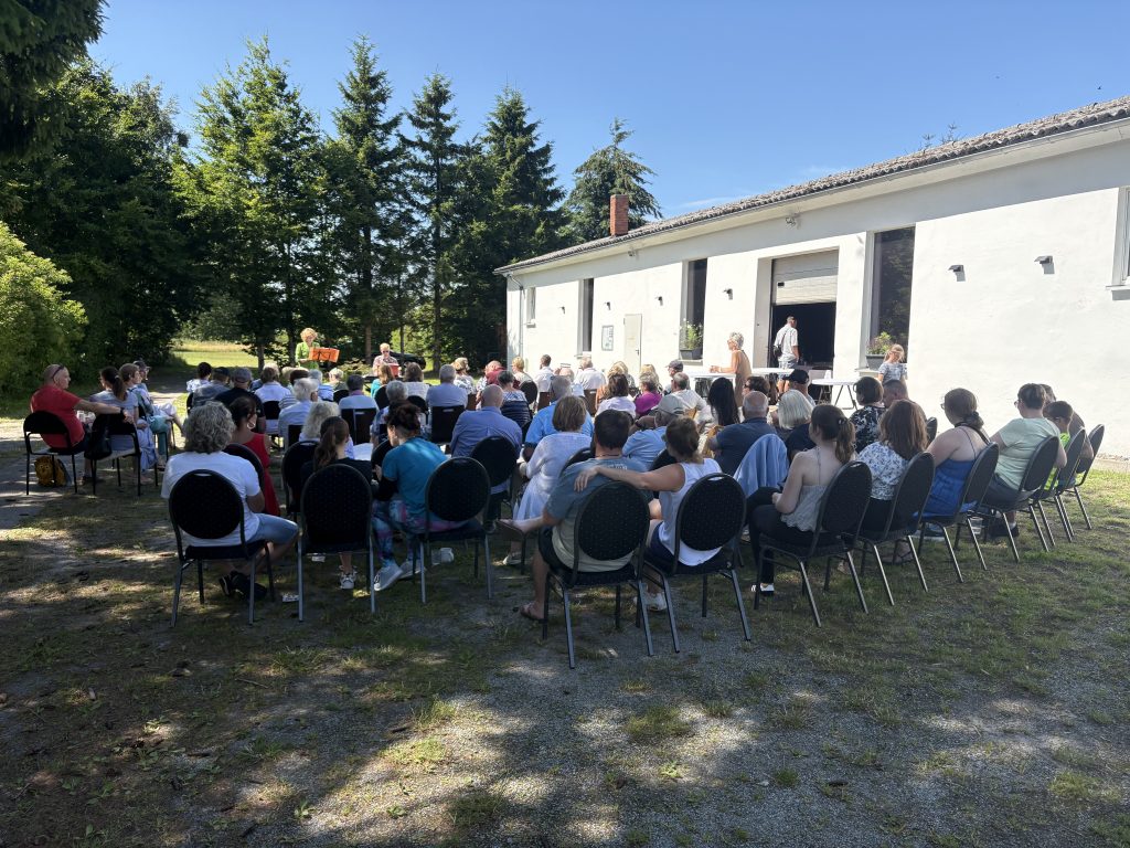 Kulturhaus Dambeck Dorfplatzständchen ca 70 Gäste singen mit