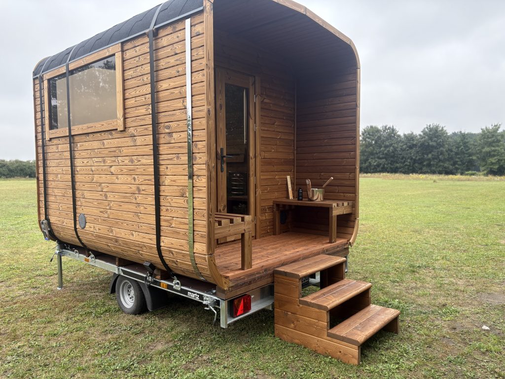 SaunaCube mit Panoramascheibe auf der Wiese am LandCamp